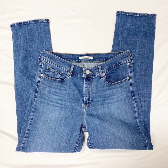 Levi’s Women’s Classic Straight Medium Wash Jeans - Picture 9 of 11